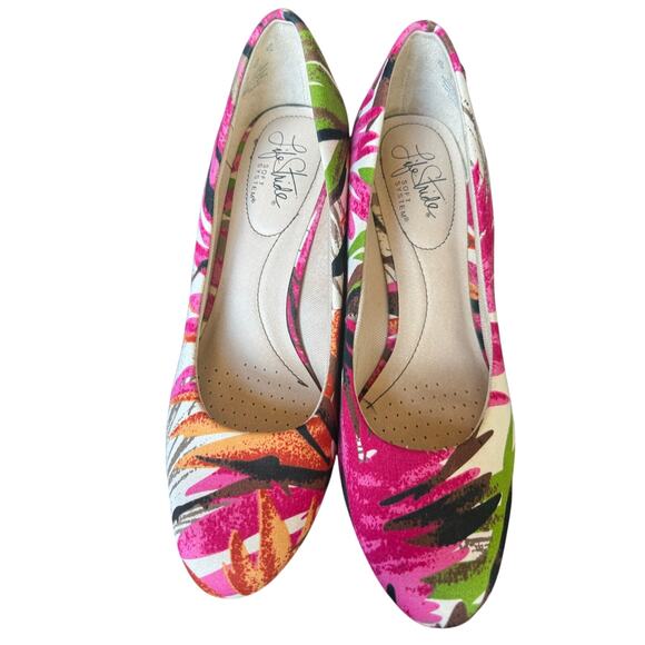 Life Stride Shoes - LifeStride Women Paris Pumps 7M Pink Green Tropical Floral Slip On Heels Comfort